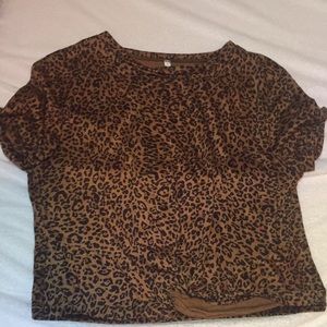 Small cheetah print cropped T-shirt.